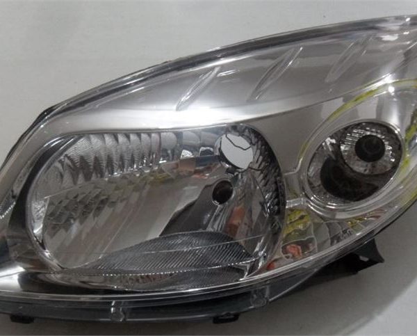 FAR SAĞ DACIA SANDERO (1 AD )